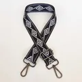 Makroaufnahme von breitem schwarzem Taschenriemen mit weißen geometrischen Mustern und Haken - Schwarz + Gunmetal-Haken
