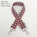 Détail d'une bandoulière tissée réglable avec motif en damier rose et noir - Base Beige Noir Rose + Crochets Argentés