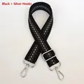 Dettaglio della tracolla a quadri intrecciata con moschettoni in metallo argento lucido - Nero + Gancio d'Argento