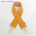 Detailansicht des gelben Canvas-Taschenriemens mit goldenen Metallkarabinern und Schnalle - Gun-Black Haken / Gelb