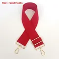 Makroaufnahme der roten Canvas-Ersatzschultergurte mit polierten goldfarbenen Haken - Gun-Black Haken / Rot
