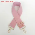 Detail eines verstellbaren rosa Canvas-Taschenriemens mit langlebigen goldenen Metallhaken - Gun-Black Haken / Rosa