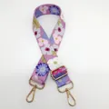 Détail de la bandoulière de sac à fleurs violettes avec mousquetons en métal doré - Style 8 (Floral) + Crochet Doré