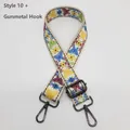 Détail de la bandoulière large en toile réglable avec broderie papillon colorée et crochets - Style 10 (Papillon) + Crochet Gunmetal