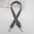 Détail de la bandoulière réglable en toile rayée noire et blanche avec crochets - Noir Et Blanc Avec Crochet Argenté