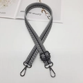 Détail d'une bandoulière en toile géométrique noir et blanc avec mousquetons pivotants - Noir Et Blanc Avec Crochet Gunmetal