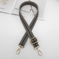 Détail de la bandoulière réglable à motif ondulé noir et blanc avec crochets dorés - Noir Et Beige Avec Crochet Doré