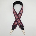 Vista dettagliata della tracolla ricamata in stile boho con ganci rotanti in metallo dorato - Gancio in Argento / Rosa Rosso