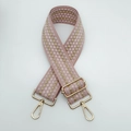 Dettaglio della tracolla in tela intrecciata rosa e oro con ganci a moschettone - Filo d'Oro Rosa + Gancio d'Oro