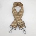Dettaglio della tracolla larga in tela intrecciata beige e oro con ganci in metallo - Filo d'Oro Cachi + Gancio d'Argento