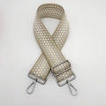 Dettaglio della tracolla intrecciata con motivi geometrici e ganci in metallo argento - Bordo Albicocca Beige Filo d'Argento + Gancio d'Argento