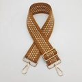 Dettaglio tracolla regolabile in tela intrecciata con ganci dorati e motivo geometrico - Marrone Caramello + Gancio d'Oro