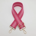 Dettaglio tracolla intrecciata rosa sfumato con moschettoni in metallo dorato lucido - Rosa Profondo + Gancio d'Oro