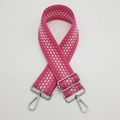 Dettaglio della tracolla in tela regolabile con motivo rosa e ganci in metallo argento - Rosa Profondo + Gancio d'Argento