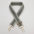 Détail de la bandoulière tissée à chevrons gris et beige avec mousquetons en métal doré - Crochet en Métal Doré / Gris Moyen