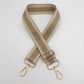 Détail de la bandoulière beige champagne à chevrons avec mousquetons dorés - Crochet en Métal Doré / Khaki