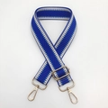 Détail de la bandoulière tissée bleu et blanc avec boucle en métal doré réglable - Crochet en Métal Doré / Bleu Klein