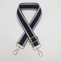 Détail de la bandoulière tissée bleu marine et beige avec mousquetons dorés polis - Crochet en Métal Doré / Bleu clair