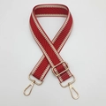 Détail de la bandoulière tressée rouge et blanche avec mousquetons dorés en métal - Crochet en Métal Doré / Rouge
