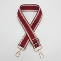 Détail de la bandoulière tissée bordeaux et beige avec crochets rotatifs dorés - Crochet en Métal Doré / Bordeaux