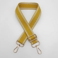 Détail de la bandoulière tissée jaune et blanche avec mousquetons en métal doré - Crochet en Métal Doré / Jaune