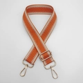 Détail de la bandoulière tissée chevron orange et beige avec fermoirs dorés - Crochet en Métal Doré / Orange