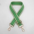 Détail de la bandoulière réglable tissée vert et beige avec mousquetons dorés - Crochet en Métal Doré / Vert clair
