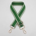 Détail de la bandoulière réglable à chevrons vert et beige avec mousquetons dorés - Crochet en Métal Doré / Vert Herbe