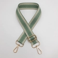 Détail de la bandoulière tissée vert et beige avec mousquetons métalliques dorés - Crochet en Métal Doré / Vert Haricot