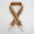 Détail de la bandoulière tissée ethnique avec mousquetons et boucle en métal doré - Crochet en Métal Doré / Brun Caramel