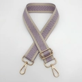 Détail de la bandoulière tissée géométrique violette et beige avec mousquetons dorés - Crochet en Métal Doré / Violet
