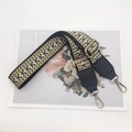 Détail de la sangle bohème réglable avec motif en V kaki et crochets en métal bronze - Sangle Noire Cuir Noir + Crochet Antique