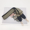 Détail de la bandoulière de téléphone tissée à motif géométrique vert et boucle dorée - Sangle Noire Cuir Noir + Crochet Doré