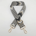 Nahaufnahme der 5 cm breiten Jacquard-Gurt mit grauem Zickzackmuster und goldener Schnalle - Schwarz + Goldener Haken