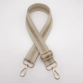 Détail d'une bandoulière beige réglable avec rayure dorée pailletée et crochets en métal - Fil d'Or Beige + Crochet Doré