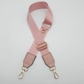 Dettaglio della tracolla regolabile in nylon rosa con ganci dorati e fibbia ad anello a D - Gancio Dorato / Rosa