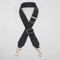 Dettaglio tracolla regolabile in nylon nero con anello a D e moschettoni in metallo dorato - Gancio Dorato / Nero