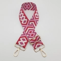 Dettaglio della tracolla larga in tela con motivo a rombi e moschettoni in metallo dorato - Rosa e Gancio Dorato
