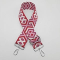 Dettaglio della tracolla regolabile in tela geometrica con ganci metallici - Rosa e Gancio Argentato