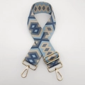 Dettaglio tracolla larga intrecciata con motivi boho e moschettoni in metallo dorato - Grigio Blu Chiaro e Gancio Dorato