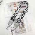 Verstellbarer Taschenurt mit Leopardenmuster, silbernen Beschlägen und grauem Leder - Leoparden-Stil / Silberne Hardware