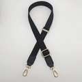 Dettaglio tracolla regolabile in tessuto nero con ganci in metallo dorato e pelle - Nero Tinta Unita (Gancio Dorato)