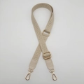 Détail de la bandoulière tissée réglable avec boucles dorées et embouts en similicuir - Quincaillerie Dorée / Beige + Cuir Beige