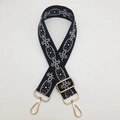 Dettaglio tracolla regolabile per borsa con motivo geometrico nero e bianco - Gancio oro chiaro / Nero con Bianco