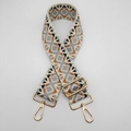 Detail eines 5cm breiten gewebten Jacquard-Schultergurts im Ethno-Stil mit goldenen Karabinerhaken - Gold S-Haken Verbinder Verschluss / Grau Jacquard Geometrisch