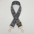 Dettaglio della tracolla per borsa in tessuto bianco e nero regolabile con ganci oro - Gancio oro chiaro / Base Nera Fiocco Grigio