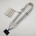 Detail eines beigen Handy-Schultergurts mit geometrischem Muster und kleiner Tasche - Off-White Gurt Silberhaken