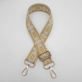 Detailaufnahme von gelbem Ethno-Taschengurt mit goldenen Metallhaken und floralem Webmuster - Beige Gelb