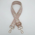 Detailaufnahme des gewebten Schultergurts mit Ethno-Muster und goldenen Metallhaken - Beige Rosa