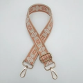 Detailansicht des verstellbaren bestickten floralen Gurtes mit goldenen Karabinern - Beige/Orange